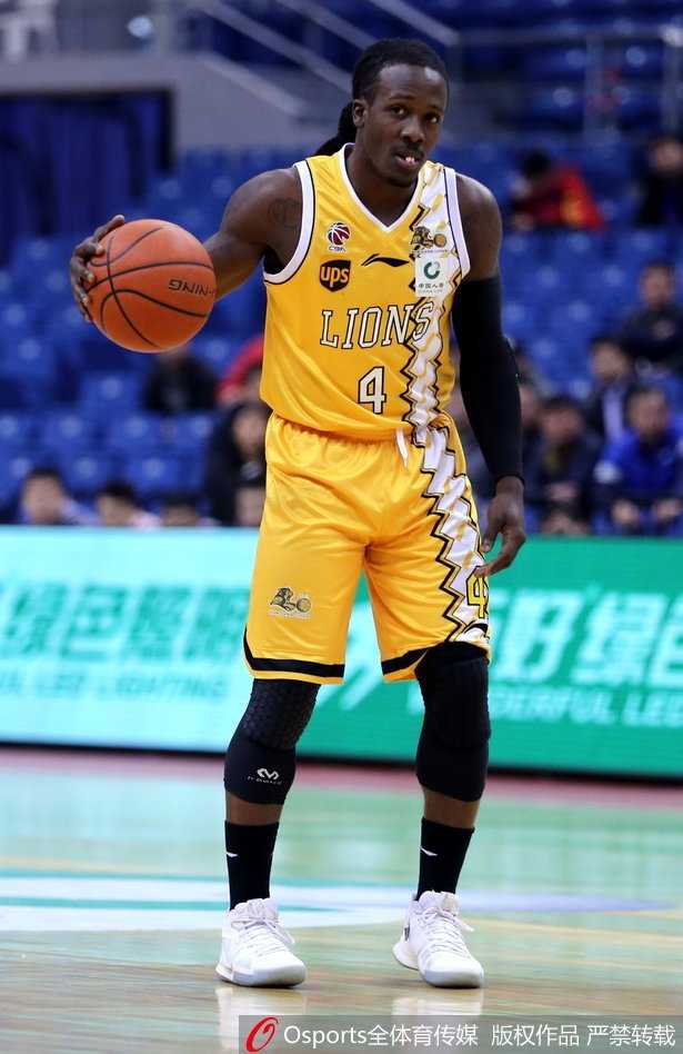 单外援激战至最后一刻,青岛双星主场憾负浙江广厦 吉布森在广厦队多人包夹之下,如闪电般强行突破,眼神中满是不屈的斗志