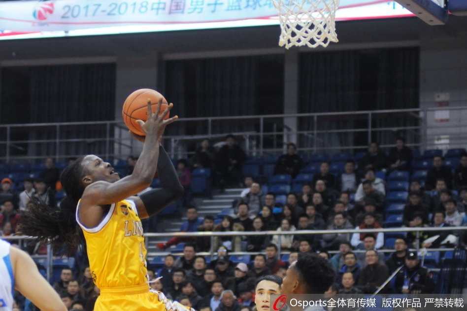 单外援激战至最后一刻,青岛双星主场憾负浙江广厦 广厦核心福特森如灵猫般运球突破,青岛队防守球员寸步不离,展开一场速度与激情的较量