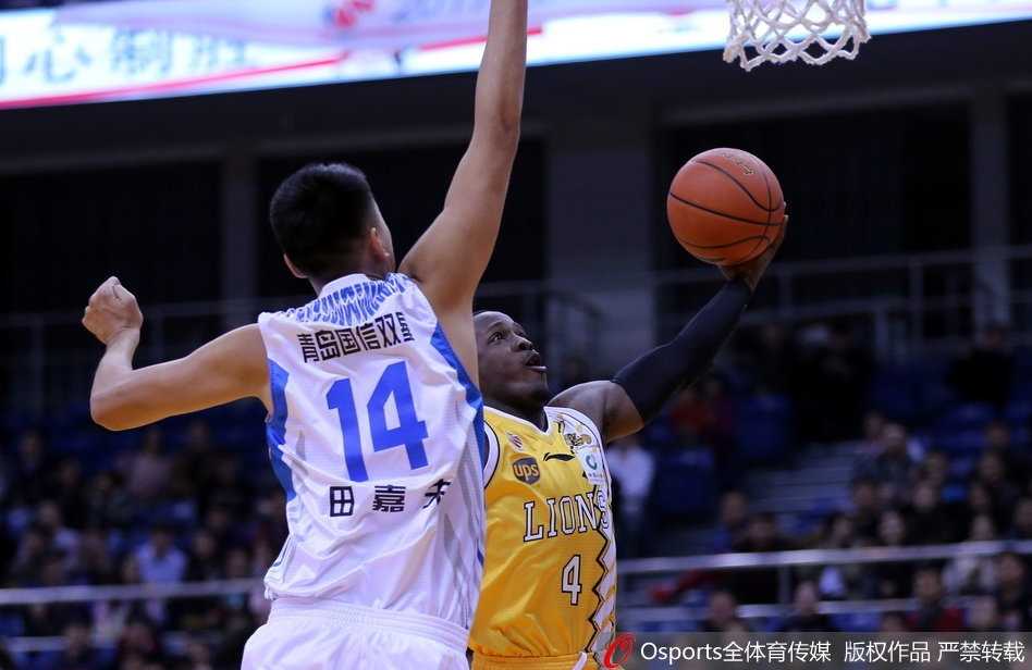 单外援激战至最后一刻,青岛双星主场憾负浙江广厦 内线悍将宗赞篮下卡位,高高跃起在与广厦外援的肌肉碰撞中摘下前场篮板
