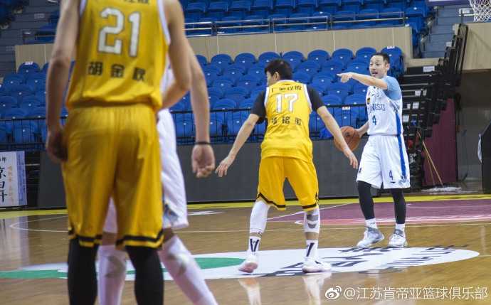 暂停时刻，肯帝亚主帅贝西洛维奇手持战术板，神情严峻地向球员们布置针对性的防守战术，球员们围成一圈认真聆听