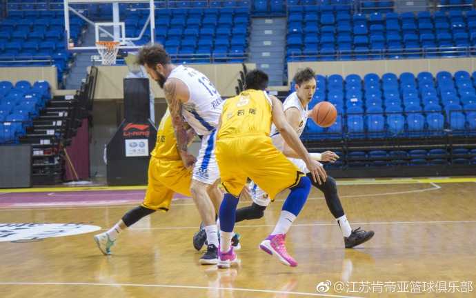 常州奥体中心灯火通明，肯帝亚球员在主场球迷助威声中全力协防广厦队外援，场边替补席神情专注