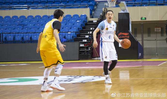 看台上一位小球迷高举着自制的助威标语牌，脸蛋上画着肯帝亚队徽，稚嫩的眼神中满是期待