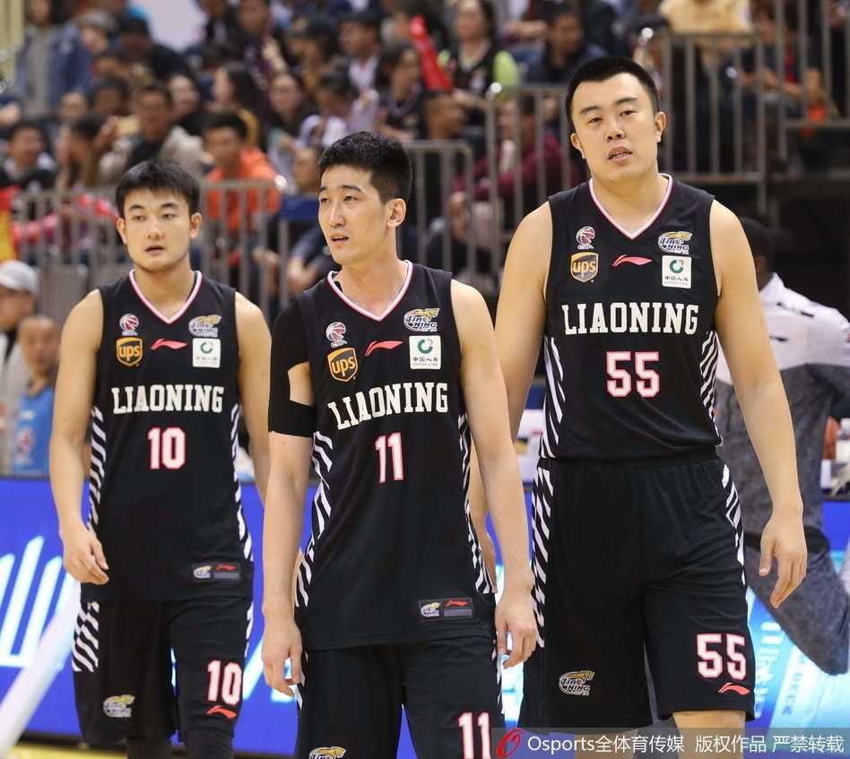 江苏肯帝亚队大外援拉杜利察在辽宁队员的严密防守下，咬牙强行上篮，肌肉碰撞的火花仿佛要溢出屏幕。