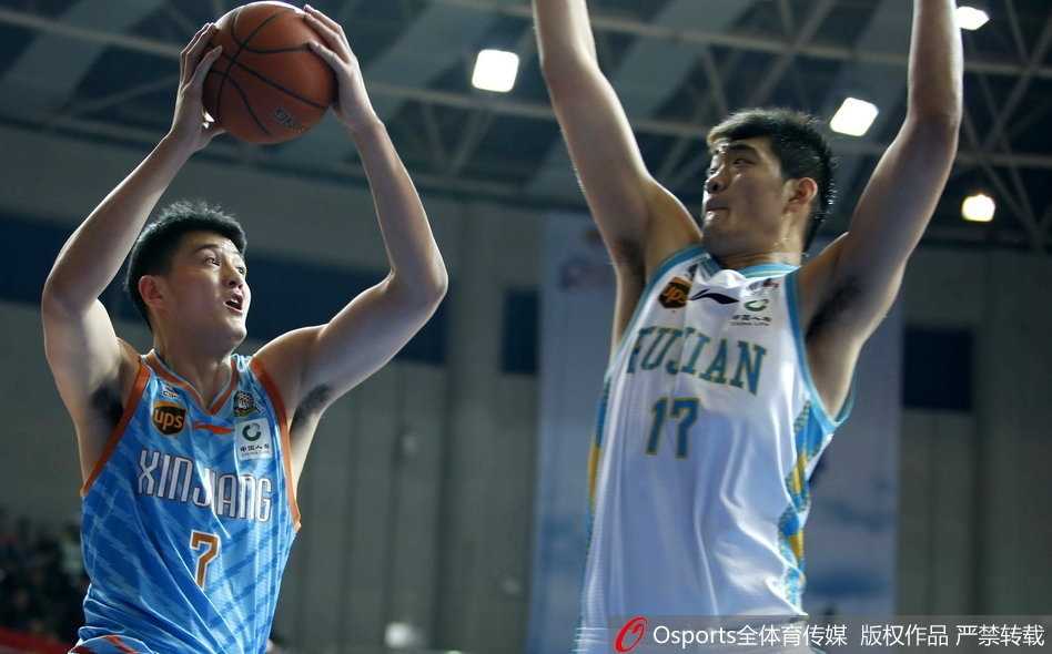 李根如同坦克般碾入福建内线，强势上篮瞬间三人包夹也无可奈何