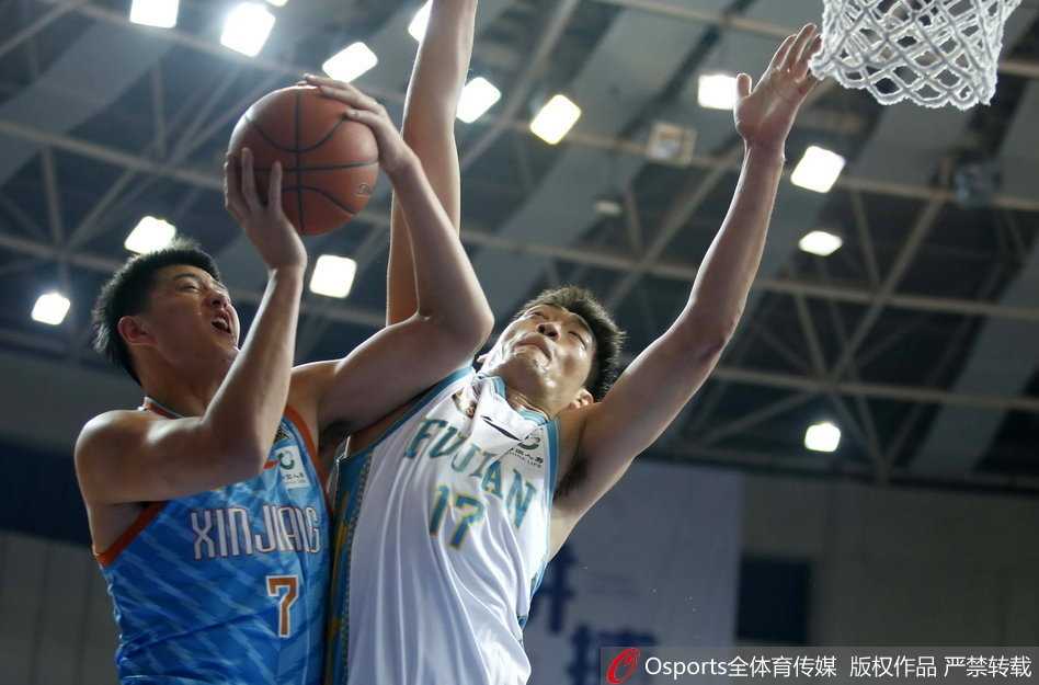 新疆飞虎核心亚当斯面对贴身紧防毫无惧色，急停后仰跳投美如画致敬诺天王