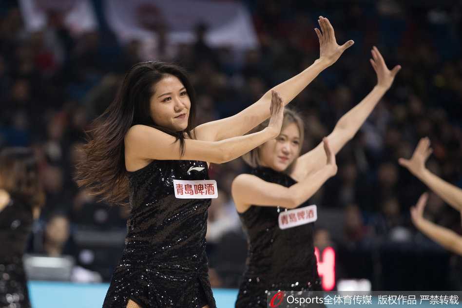 一位皮肤白皙的宝贝回眸凝视，她的眼神清澈而坚定，仿佛在告诉观众，赛场上的美丽同样需要汗水的浇灌。