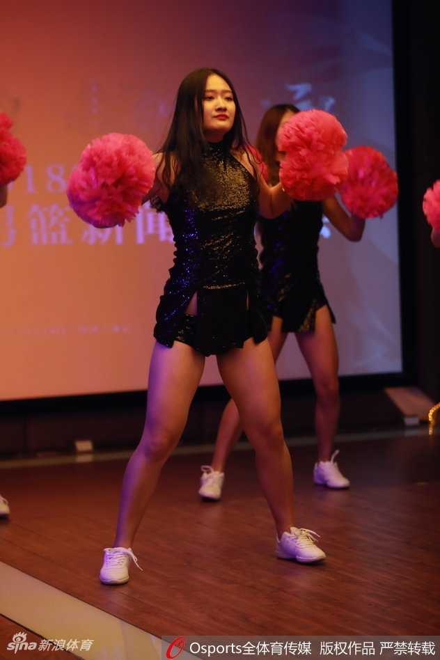 发布会现场，身穿白色热裤的啦啦队宝贝们随着动感音乐跃起，整齐划一的舞步瞬间点燃全场热情，青春的气息扑面而来。