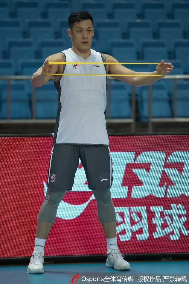 周仪翔罚球线附近专注投篮，手臂纹身随肌肉紧绷而凸显，每一道线条都记录着他的篮球故事