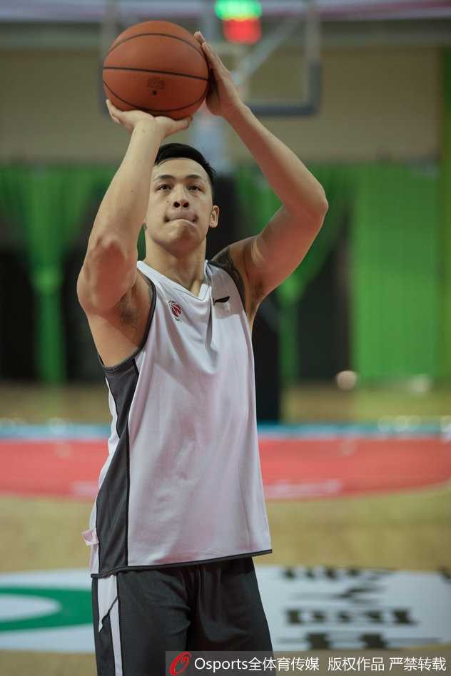 周仪翔训练间隙拉起球衣擦汗，露出结实的腹肌和若隐若现的纹身，眼神中透露出对胜利的渴望