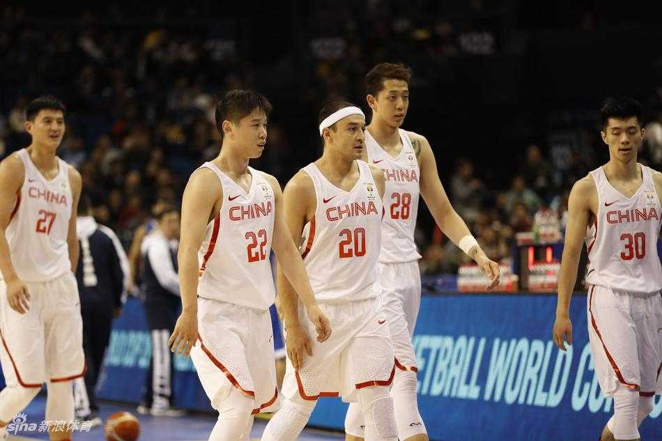 南京青奥园男篮大捷 红队狂胜香港启征程 身披红色战袍的中国队球员在对方严密防守下依然冷静出手,篮球在空中划出优美弧线,篮下双方队员卡位抢板,肌肉碰撞间尽显赛场张力。