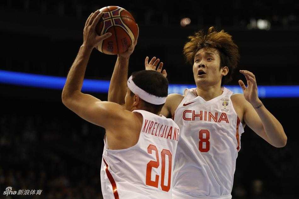 南京青奥园男篮大捷 红队狂胜香港启征程 西热力江外线持球面对防守,眼神坚毅,他身旁的队友丁彦雨航随时准备接应,整个进攻体系在场上显得层次分明且富有攻击性。