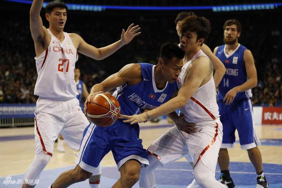 南京青奥园男篮大捷 红队狂胜香港启征程 王哲林在三人包夹下依然强势摘得篮板,其壮硕的身躯在对手禁区形成绝对统治,展现了内线核心的强大统治力。