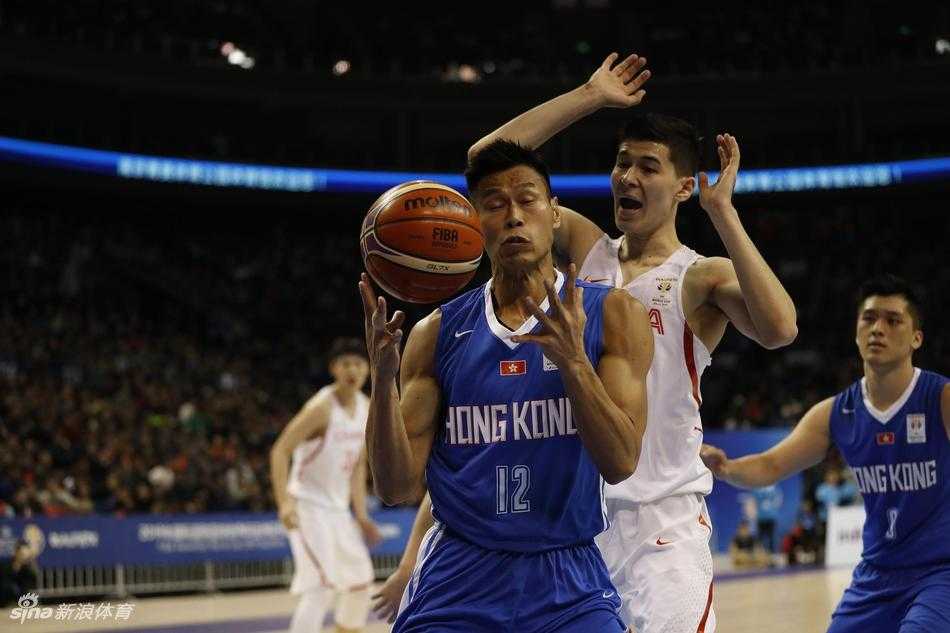 南京青奥园男篮大捷 红队狂胜香港启征程 丁彦雨航在反击中快步如风,甩开防守球员轻松上篮,他飘逸的发丝和专注的表情完美诠释了“丁神”在赛场上的风采。