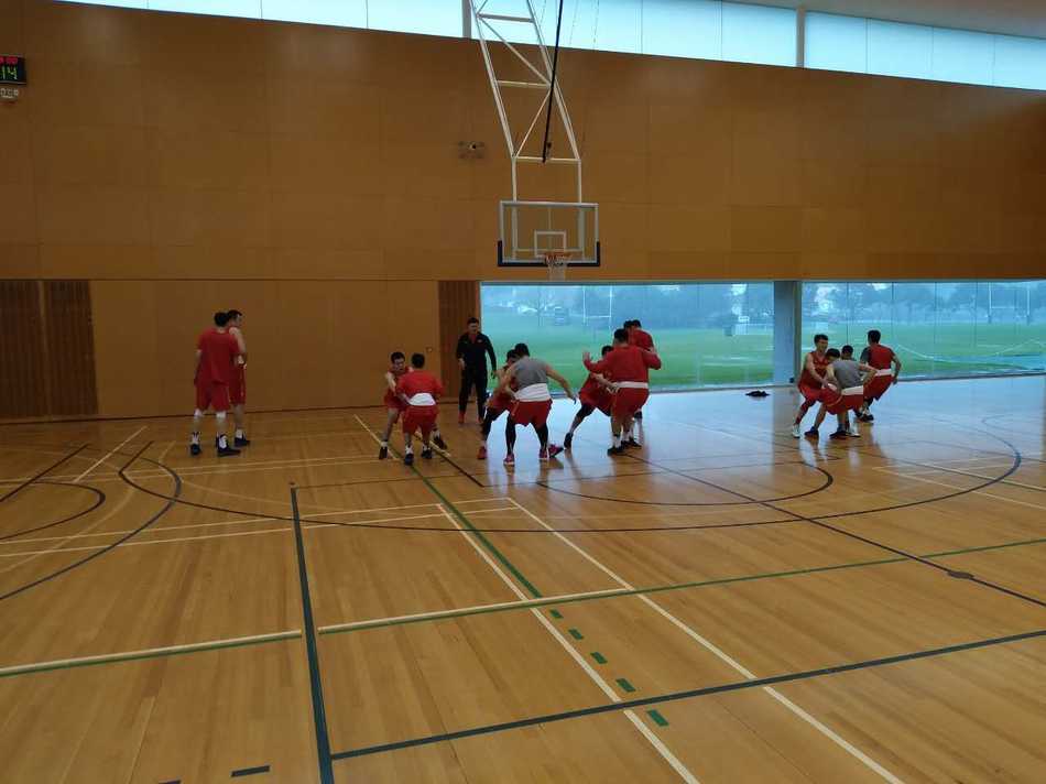 回酒店的大巴上，疲惫的球员将棉服盖在身上沉沉睡去，窗外新西兰的冬日街景飞速掠过，这段穿着棉衣奋斗的记忆已深深印在每个人心中。