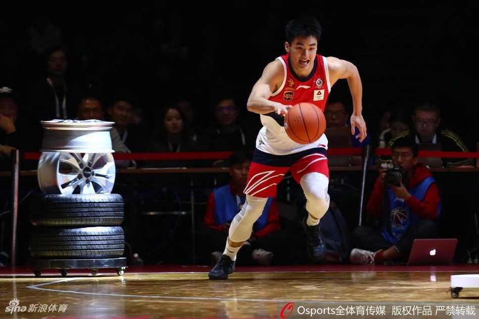 于德豪在击地传球瞬间，目光如炬，皮球反弹后精准飞向目标篮筐，展现扎实基本功