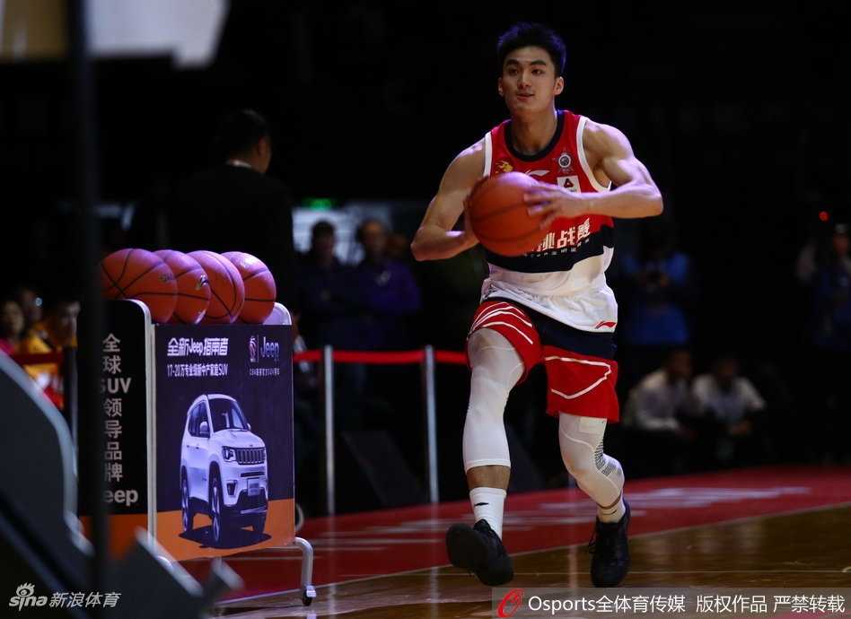 赛后于德豪捧起技巧赛冠军奖杯，汗水未干笑容灿烂，这是属于他的荣耀时刻