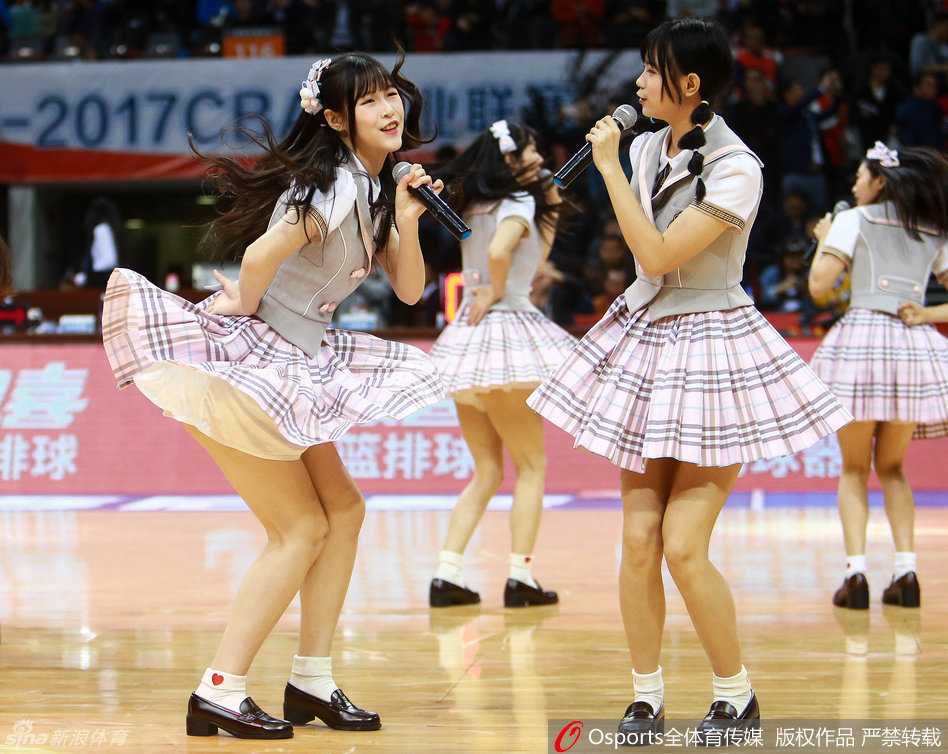 南粤德比燃战火,GNZ48活力助阵掀狂潮 深圳大运中心璀璨的灯光下,GNZ48成员们身穿靓丽短裙,伴随着动感节拍纵情热舞,青春的活力瞬间点燃了全场的气氛。