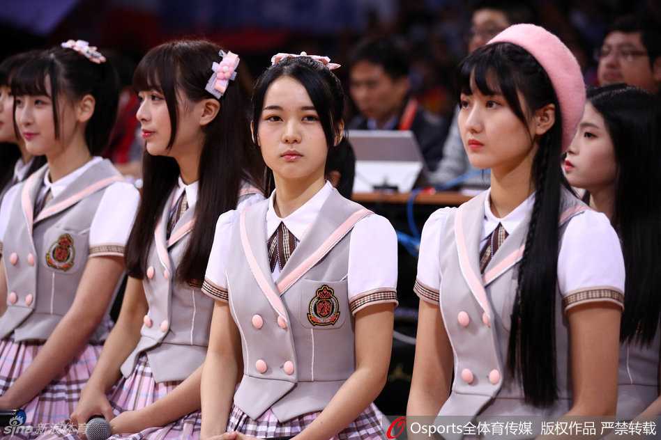 南粤德比燃战火,GNZ48活力助阵掀狂潮 尽管场上比分胶着,但GNZ48的少女们依然保持着最灿烂的笑容,她们用充满感染力的舞蹈为看台上的每一位球迷传递着能量。