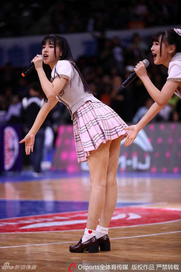 南粤德比燃战火,GNZ48活力助阵掀狂潮 近距离镜头前,GNZ48的成员们眼神明亮而坚定,额角微微渗出的汗珠在灯光下闪闪发光,那是属于舞台与梦想的动人光芒。