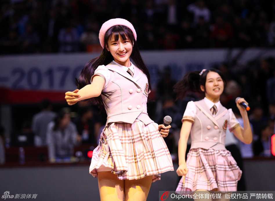 南粤德比燃战火,GNZ48活力助阵掀狂潮 表演进入高潮,GNZ48的成员们自信地展开双臂,仿佛要将整个体育馆的热情都拥入怀中,定格成一幅青春无畏的完美画卷。