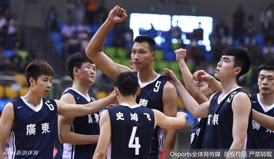 南粤捍卫荣誉 沪上青年军虽败犹荣 易建联在对方内线严密防守下,高高跃起,以一记势大力沉的单手劈扣终结进攻,现场闪光灯如星河般闪烁。