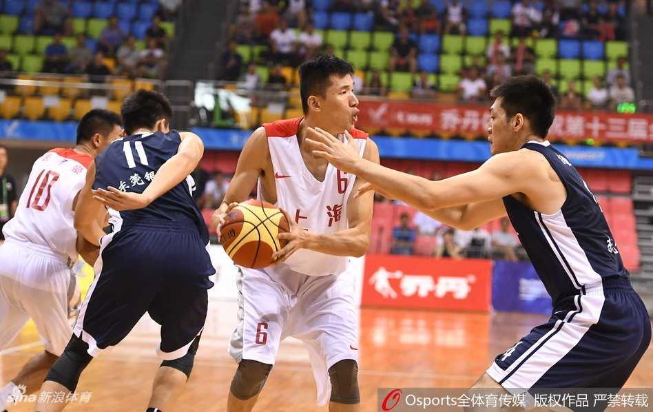 南粤捍卫荣誉 沪上青年军虽败犹荣 身披10号战袍的队长周鹏,在快攻中犹如一道白色闪电,面对空无一人的前场,他从容上篮,眼神中满是必胜的信念。