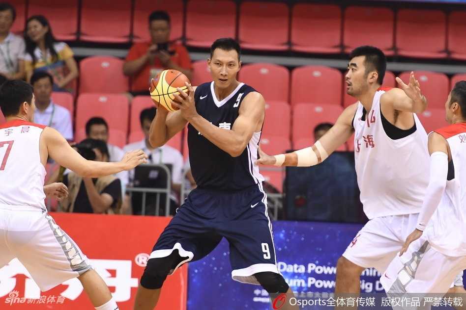 南粤捍卫荣誉 沪上青年军虽败犹荣 年仅19岁的小将胡明轩在外线稳稳出手,篮球划过一道完美的弧线空心入网,他用精彩表现证明了自己的大心脏。