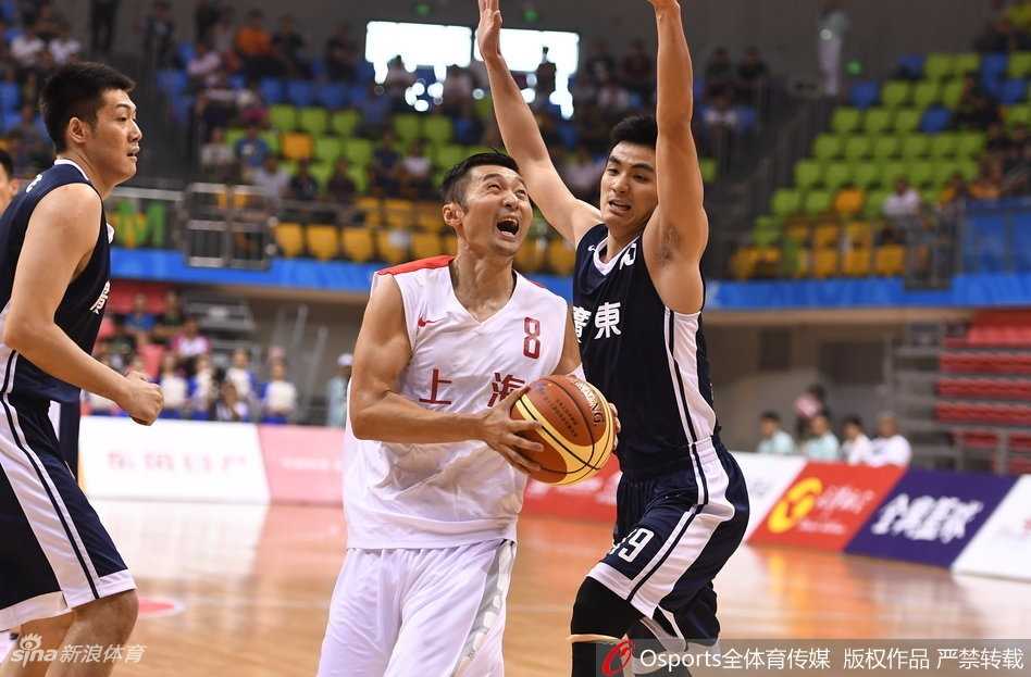 南粤捍卫荣誉 沪上青年军虽败犹荣 终场哨响,广东队员们围聚在一起,虽然脸上没有夺冠的狂喜,但释然与坚定写在每个人的眼中,这枚铜牌同样凝聚着他们的汗水。