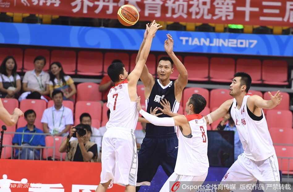 南粤捍卫荣誉 沪上青年军虽败犹荣 广东队主教练尤纳斯在场边激情指挥,他张开双臂,手势坚定有力,向场上球员传递着必须稳住阵脚的战术指令。