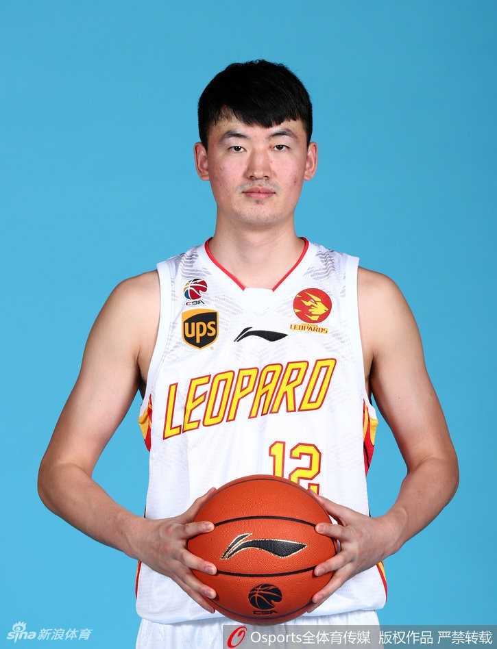 易建联在全明星正赛中单手劈扣，北区防守球员只能望球兴叹，这一刻尽显王者风范。