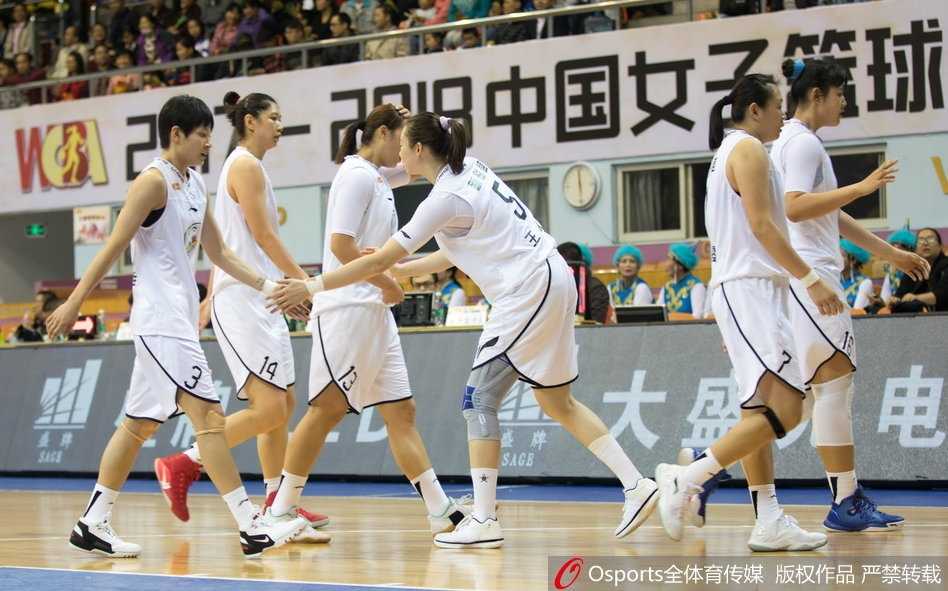 广东队核心后卫杨力维运球急速推进，面对新疆队的贴身紧逼，她身形灵动如同一道闪电，巧妙地摆脱防守，准备组织下一轮攻势。