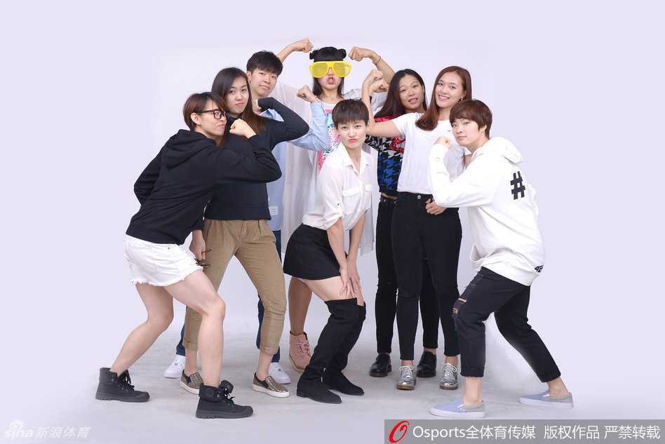 广东女篮全体将士齐聚一堂，手持喜庆的新年装饰，在李月汝和杨力维的带领下，姑娘们笑容灿烂如花，红色的战袍映衬着青春的活力，她们不仅是赛场上的铿锵玫瑰，更是此刻镜头前最靓丽的风景线。