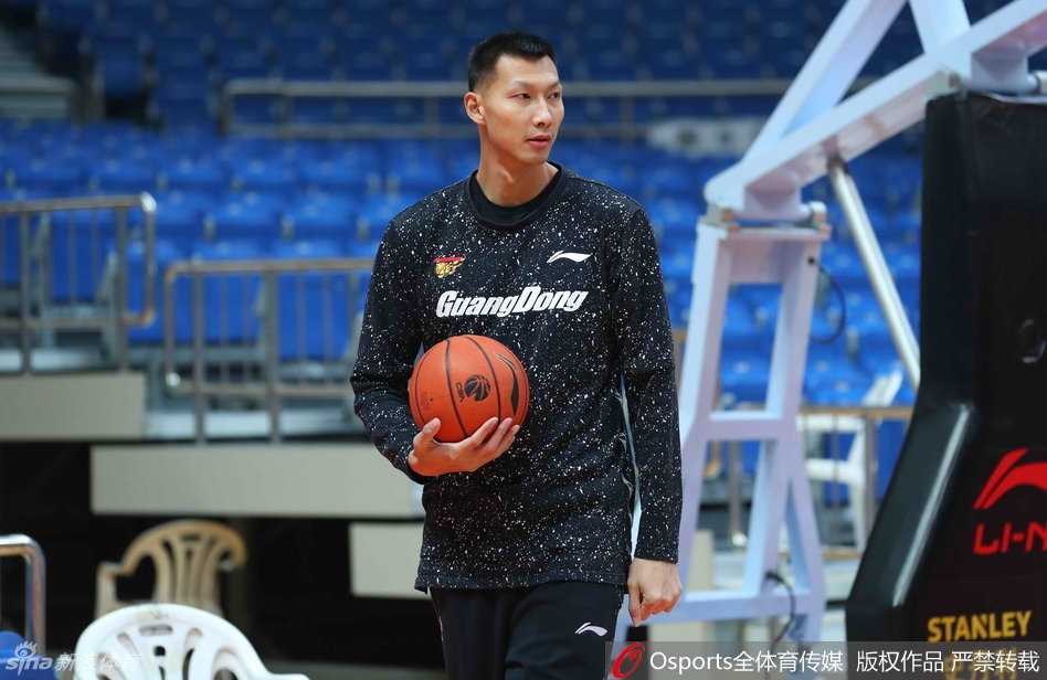 广东队大外援布泽尔在训练中状态火热，他稳稳跳投，皮球划出完美弧线。场下的他亲切友善，场上的他则用精准投篮证明自己。