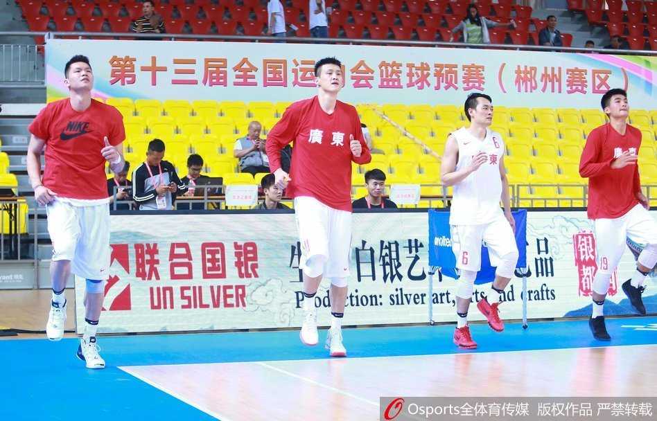 赛前热身时，广东队员们围成半圈，在体能教练的带领下专注地拉伸筋骨，每个人脸上的神情都写满了专注与认真。