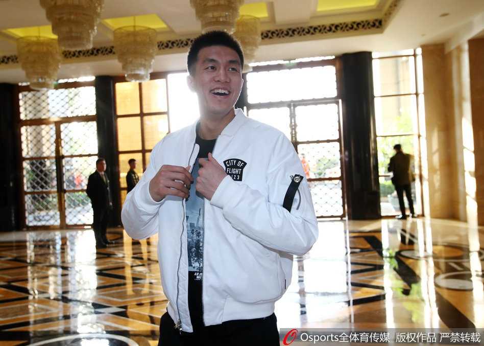 南腔北调聚深圳,郭艾伦领衔众星引爆全明星周末前夜 身披红色训练服的郭艾伦现身酒店大堂,面对镜头露出标志性的搞怪笑容,眼神里满是对周末轻松时光的期待