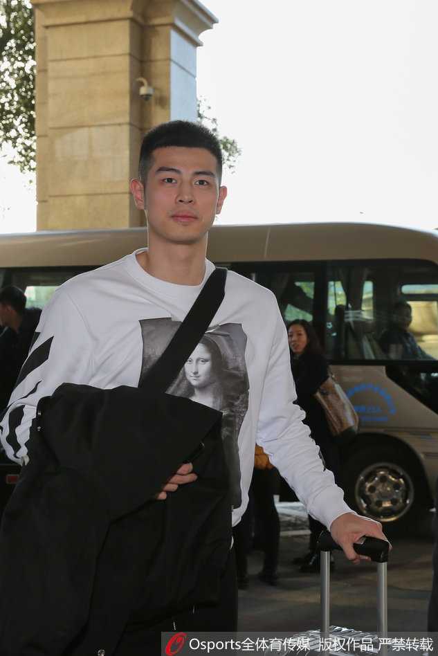 南腔北调聚深圳,郭艾伦领衔众星引爆全明星周末前夜 江苏肯帝亚队外援拉杜利察背着双肩包,手里提着印有CBA标志的袋子,对着镜头比出胜利的手势,心情十分愉悦