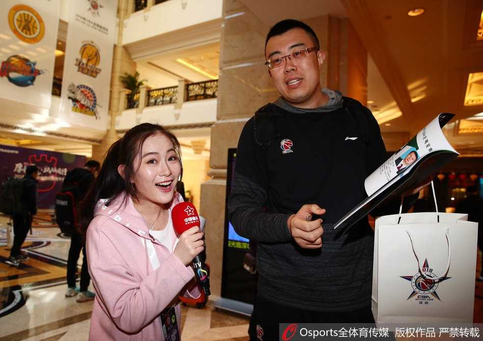 南腔北调聚深圳,郭艾伦领衔众星引爆全明星周末前夜 身穿灰色连帽卫衣的赵继伟低头玩着手机从旋转门走进酒店,邻家大男孩般的装扮让他在人群中显得低调又随和