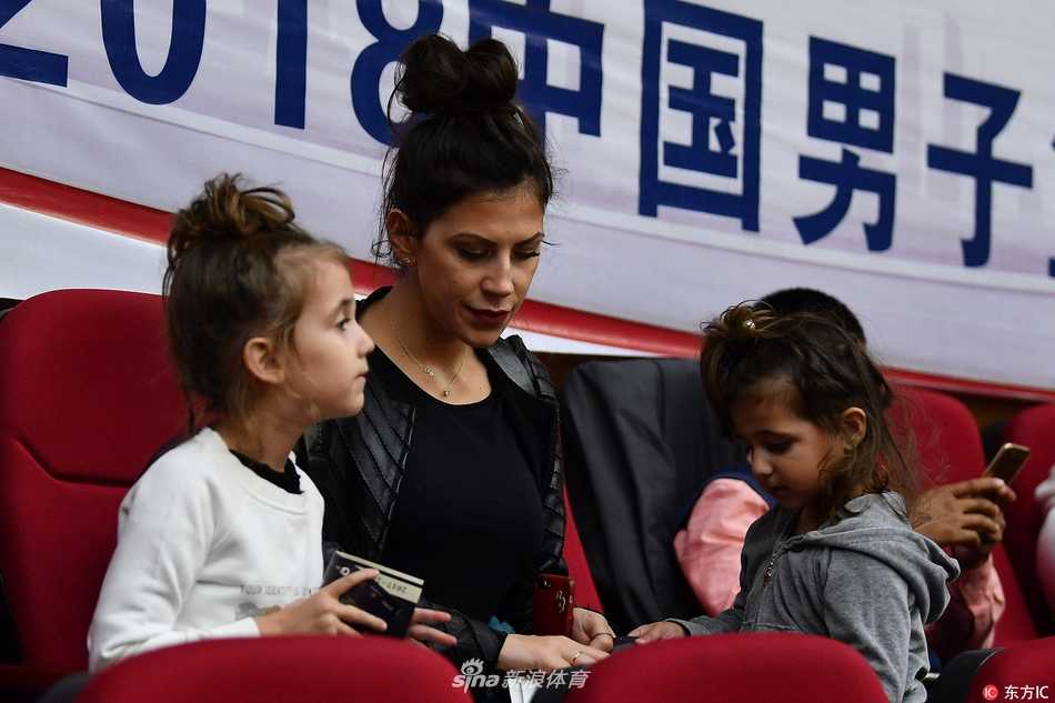 博洛西斯家眷亲临现场见证广厦力克广东豪取榜首大战胜利 赛后,博洛西斯怀抱女儿走向更衣室通道,小女儿好奇地打量着周围的一切,他身后的妻子面带微笑,一家人在客场球迷的欢呼声中享受着胜利的喜悦。