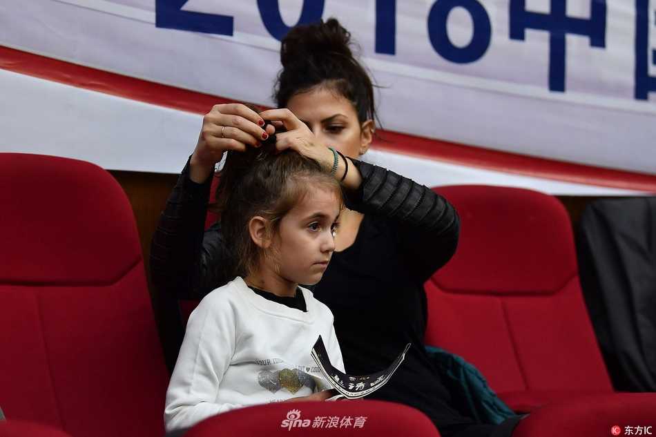 博洛西斯家眷亲临现场见证广厦力克广东豪取榜首大战胜利 博洛西斯在妻女的注视下显得格外兴奋,他张开手臂试图干扰广东队的传球路线,脸上写满了专注与对胜利的渴望。