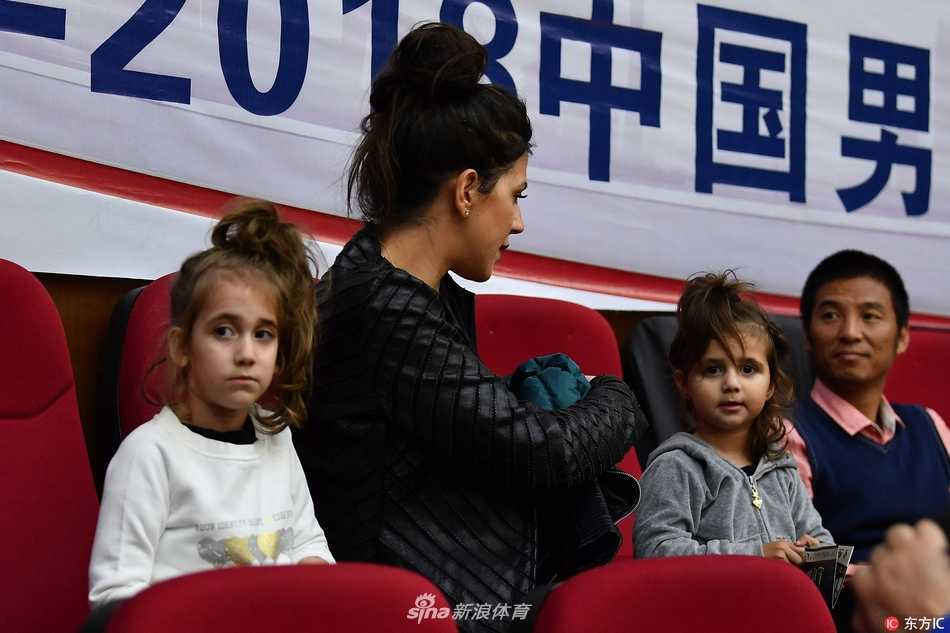 博洛西斯家眷亲临现场见证广厦力克广东豪取榜首大战胜利 看台上的博洛西斯妻子手中抱着小女儿,大女儿则安静地依偎在她身旁,即便周围球迷情绪激昂,她们的目光始终温柔地锁定在场上那个高大的身影上。