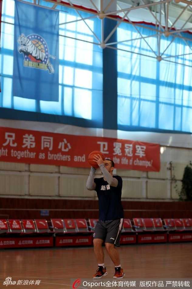 卫冕冠军坐镇红山盼反弹 迎战四川需激活内线优势 新疆男篮全体队员围成一圈加油鼓劲,团队凝聚力是他们从卫冕冠军走向更强的不二法门