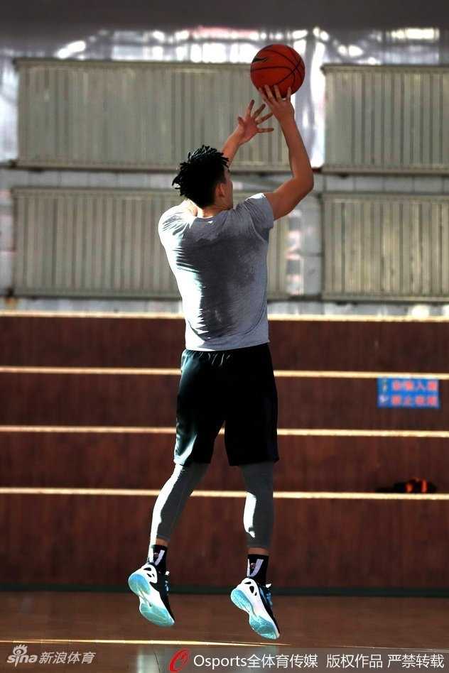 卫冕冠军坐镇红山盼反弹 迎战四川需激活内线优势 小外援亚当斯在训练中眼神坚定,作为球队头号得分手,他的发挥依旧是新疆取胜的关键钥匙