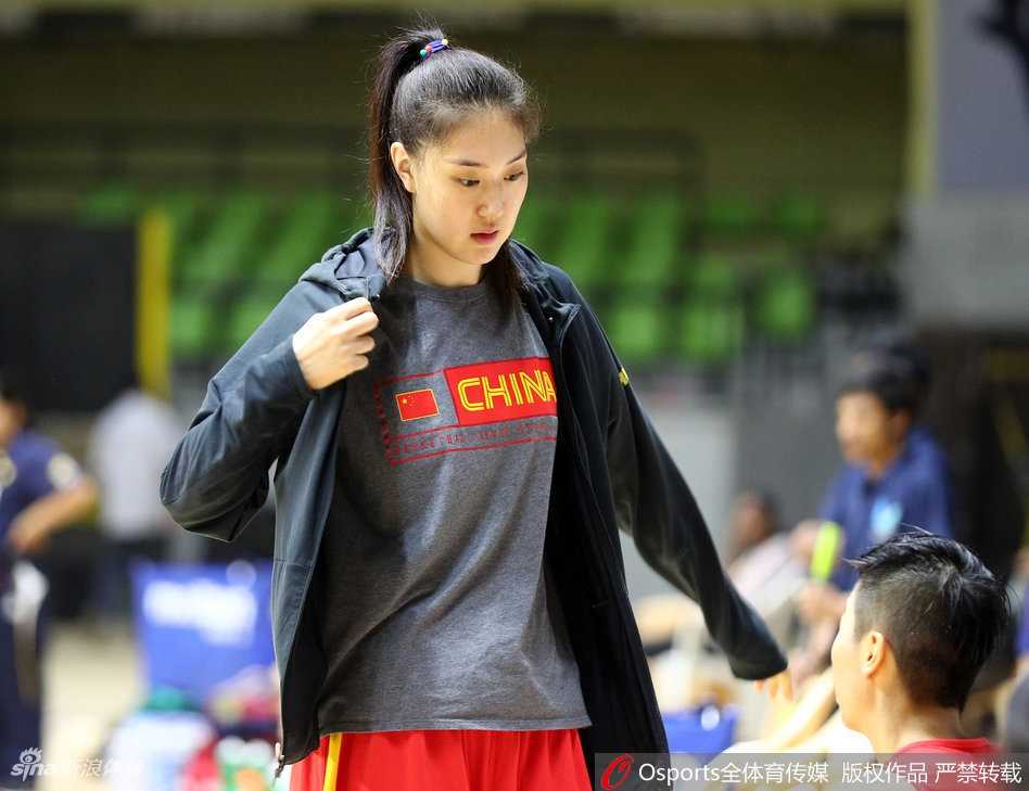 印度备战显从容女篮队员展轻松心态 接受采访时,李梦裹着外套认真回答记者提问,身后的队友们正在收拾训练器材,整个球馆充满了备战但从容的气氛。