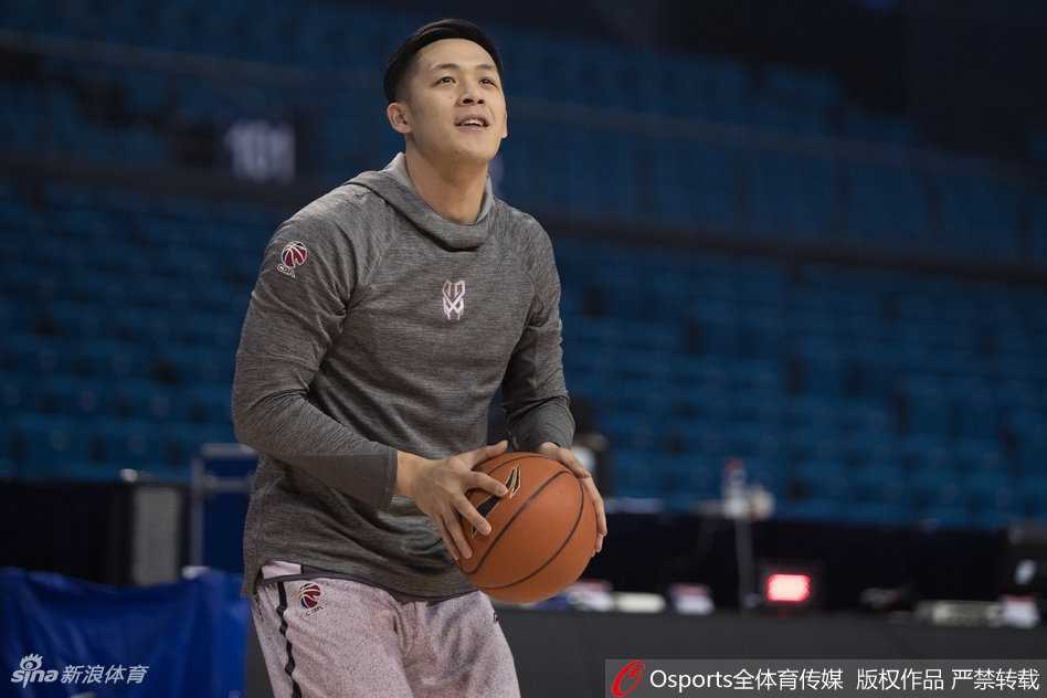 巴赫拉米在掩护后顺下接球，希克森则外切至罚球线，两人形成多种进攻威胁，默契的配合写在彼此的眼神交流中。