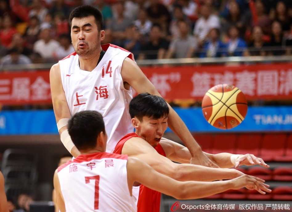 神射手丛明晨在三分线外手起刀落，篮球在空中划过一道完美的彩虹弧线，仿佛要将对手的反扑希望一击致命。