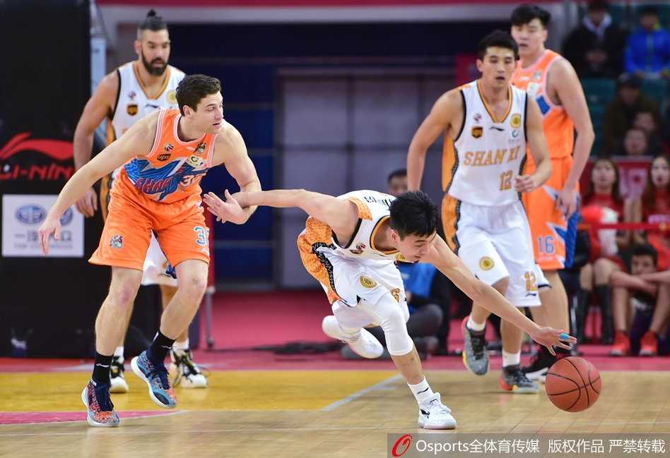 上海队明纳拉斯迎着防守人干拔跳投，篮球在空中划出一道完美的弧线，这一刻他的眼中只有那直径四十五公分的篮筐。