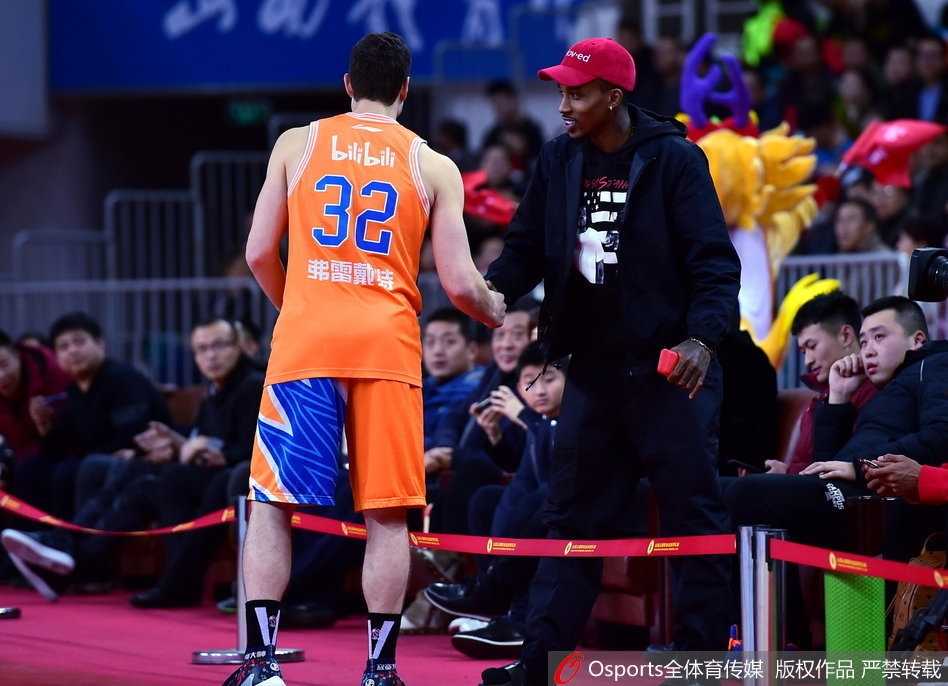 “寂寞大神”弗雷戴特在山西队的严密防守下，依然闲庭信步般运球推进，眼神中透露出不可动摇的自信与杀意。