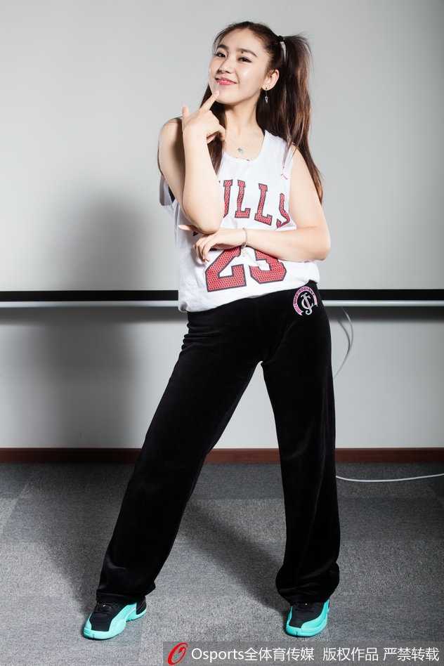 镜头拉近，双马尾女孩轻抚发梢，专注的眼神中透着一股不服输的倔强，精致的妆容下难掩青春的自信与光彩。