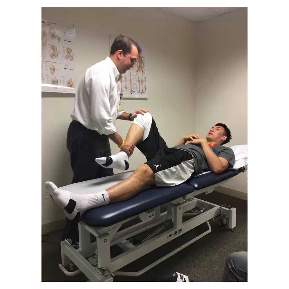 医生使用专业的仪器设备为可兰白克的膝盖进行检测，冰冷的探头下是灼热的期待，每一个数据都牵动着这位新疆队长重返赛场的心。