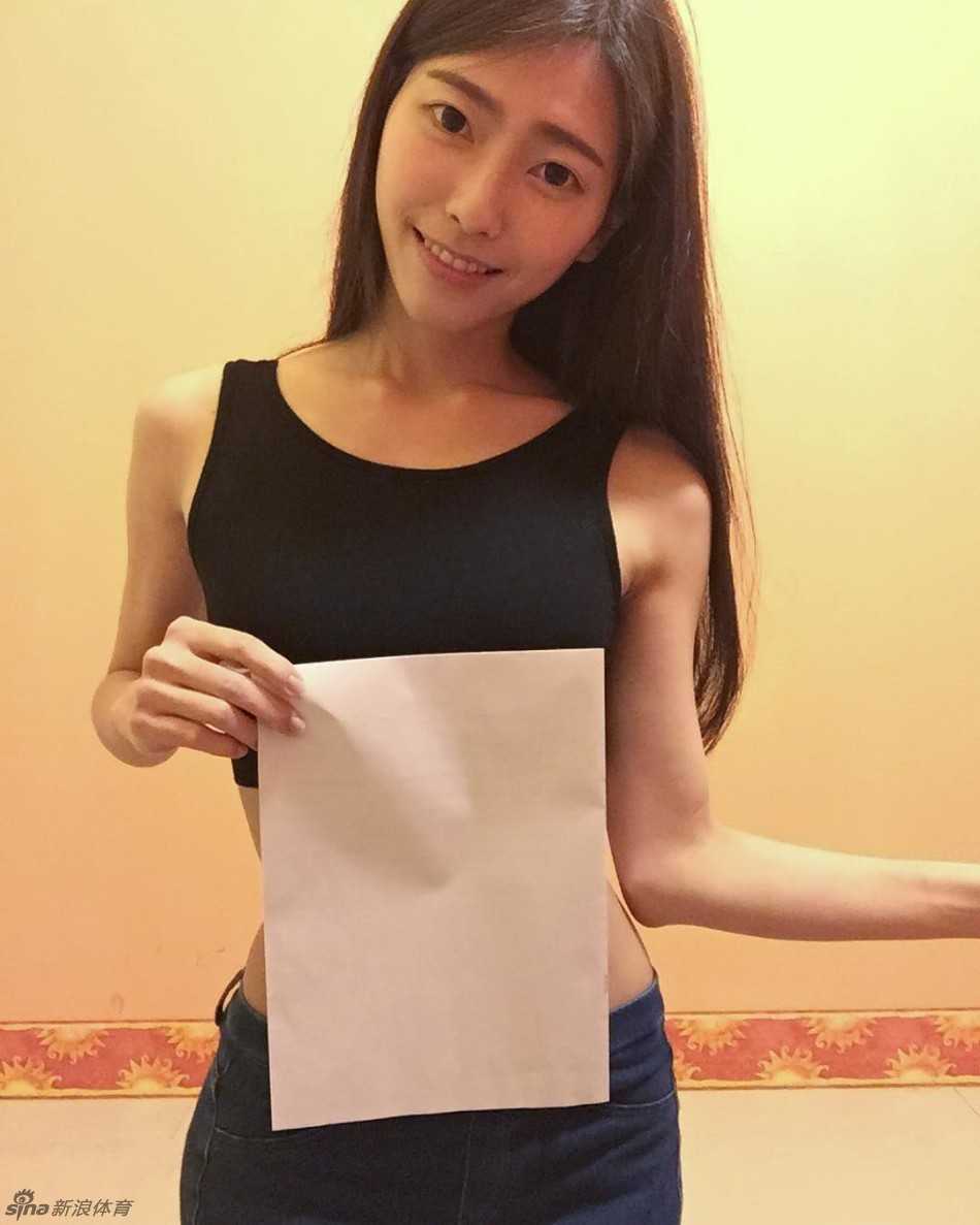 张小壹身穿黑色透视长裙，高衩设计让她的逆天长腿若隐若现，举手投足间散发着成熟女性的优雅魅力